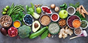 Pour optimiser votre récupération, préférez les aliments aux PH basique, comme les légumes et les fruits frais, ainsi que les fruits secs