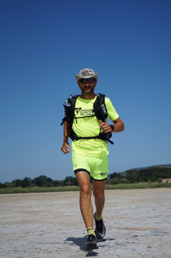 Merile Robert, s'entraîne pour le marathon des Sables sur les plages de l'Hérault.