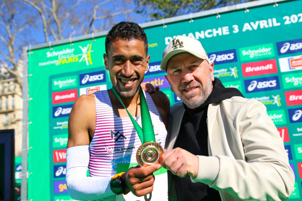 Morhad Amdouni, nouveau recordman de France sur marathon aux côtés de Benoit Z, à l'arrivée du Marathon de Paris 2022.