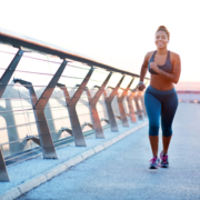 Courir à jeun le matin est une bonne stratégie pour perdre du poids.