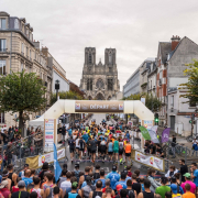 Départ devant le cathédrale pour les 11 00 0 participants de Run in Reims.