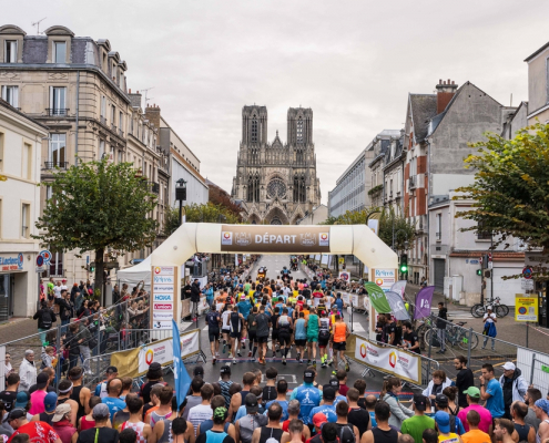 Départ devant le cathédrale pour les 11 00 0 participants de Run in Reims.