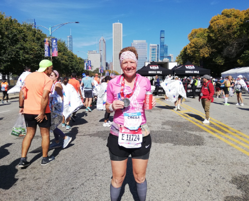 Cécile, heureuse à l'arrivée du Marathon de Chicago 2022, une belle revanche sur son cancer du sein