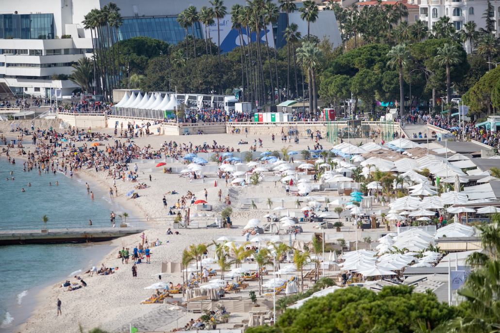 Vu la chaleur ce dimanche 30 octobre, la baignade était appréciée sur la plage de Cannes, à l'arrivée du Marathon Nice-Cannes.