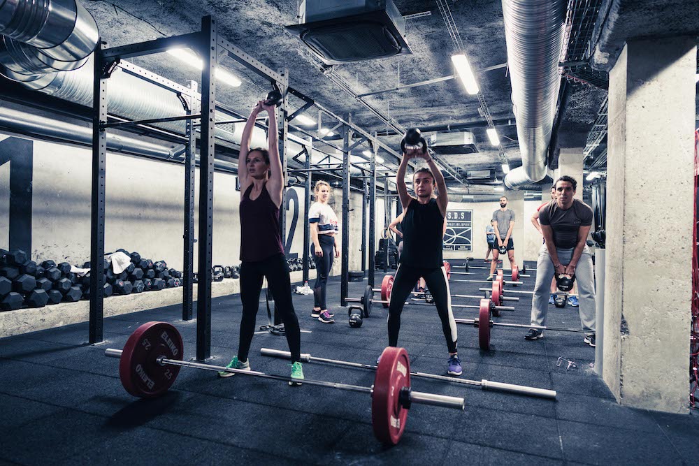 Le CrossFit est un mélange de musculation, d’haltérophilie, de travail cardio et de mouvements de gymnastique. Que du bonus pour la course à pied !