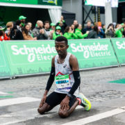 Le jeune Ethiopien Ayana a remporté le Marathon de Paris, premier marathon de sa carrière. Une impressionnante course tactique.