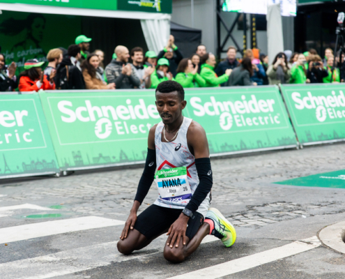 Le jeune Ethiopien Ayana a remporté le Marathon de Paris, premier marathon de sa carrière. Une impressionnante course tactique.