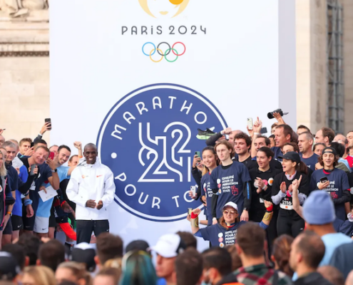 Lors du Marathon pour tous 2024, des milliers de coureurs amateurs pour emboîter le pas d'Eliud Kipchoge, recordman du monde de marathon annoncé au départ.