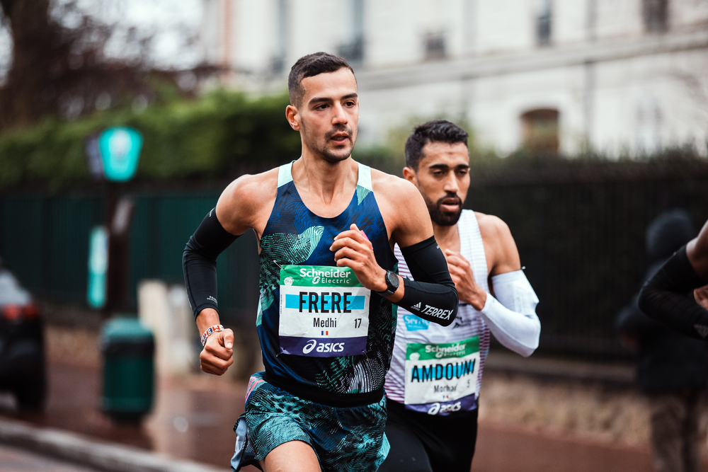 Mehdi Frère termine premier Français du Marathon de Paris en 2h11'.