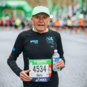 Charly Bancarel, 93 ans a terminé le Marathon de Paris 2023.