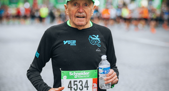 Charly Bancarel, 93 ans a terminé le Marathon de Paris 2023.