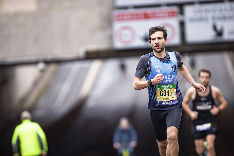 Préparation mentale sur marathon : fixez-vous des buts intermédiaires, par exemple en découpant la distance d'un ravitaillement à l'autre.