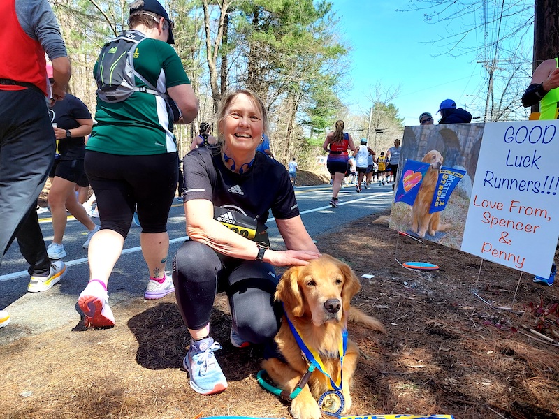 Elisabeth Dauge, fan de la mascotte du Marathon de Boston.