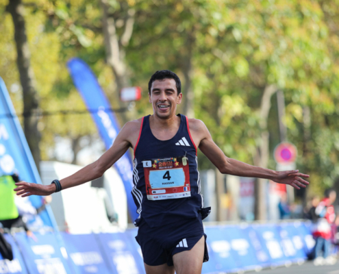 Hassan Chahdi termine à la 2e place des 20 km de Paris 2023.