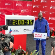 Le Kényan Kelvin Kiptum a battu le record du monde du marathon à Chicago, en 2h00’35’’, effaçant de 34 secondes le record son compatriote Eliud Kipchoge. 