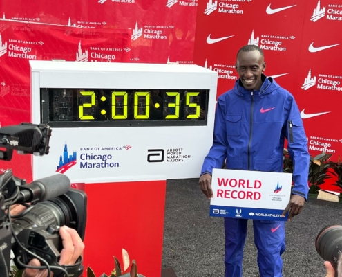 Le Kényan Kelvin Kiptum a battu le record du monde du marathon à Chicago, en 2h00’35’’, effaçant de 34 secondes le record son compatriote Eliud Kipchoge. 