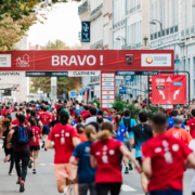 Run In Lyon a une fois encore fait le plein avec 30 000 inscrits pour sa 13e édition. Le Jour J : un beau soleil et une ambiance festive entre Rhône et Saône.