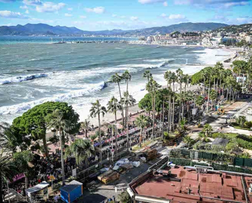 Pour sa 15e édition, le marathon des Alpes Maritimes a rassemblé 14 000 coureurs entre Nice et Cannes. Un anniversaire placé sous le signe de la fête, et marqué par le vent.
