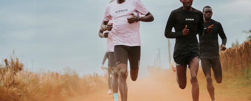 Kiprun, la marque trail/running de Decathlon inaugure un centre au Kenya pour entraîner et soutenir les élites de la course à pied. Cette 42 HOUSE parrainée par le double médaillé olympique Paul Chelimo accueillera 22 athlètes, avec un accompagnement sportif et humain ainsi qu'un soutien financier.