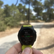 La variabilité de la fréquence cardiaque (VFC) analyse les fluctuations de millisecondes entre les battements successifs du cœur. C'est un indicateur clé de la santé cardiovasculaire et un outil puissant pour optimiser son entraînement.