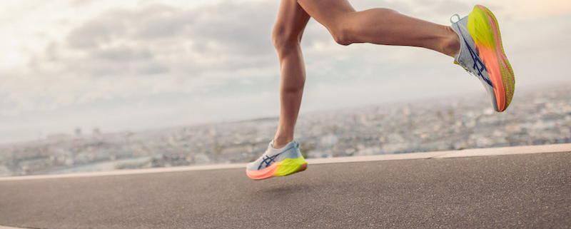 La Asics Superblast 2 est un modèle maximaliste qui se situe entre la Novablast et la Metaspeed dans la gamme d'Asics. Ce modèle combine parfaitement amorti et dynamisme, offrant une performance exceptionnelle sur tous types de surfaces et pour une grande variété de séances d’entraînement.
