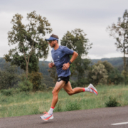 Le lactate n'est pas un déchet, c'est un carburant ! Apprenez à utiliser cette molécule pour courir plus vite et plus longtemps.