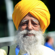Fauja Singh, légende indienne du marathon et considéré comme le plus vieux marathonien du monde, est décédé à l’âge de 114 ans, lundi 14 juillet 2025, après avoir été renversé par une voiture près de son domicile, dans le village de Beas, dans l’État du Pendjab.