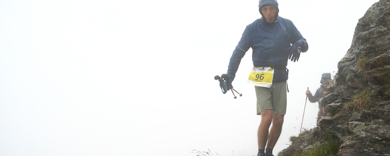 Les concurrents ont affronté des conditions extrêmes avec froid, neige et brouillard sur la 6000D 2025.
