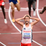 À Tokyo, dimanche 14 septembre, Jimmy Gressier a offert au running et à l’athlétisme français un moment d’histoire. En remportant le 10 000 m des Championnats du Monde, l’enfant de Boulogne-sur-Mer signe le premier titre mondial français sur cette distance mythique et confirme son statut d’icône de la course de fond.