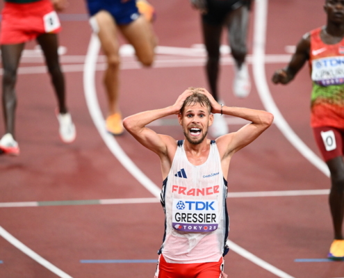 À Tokyo, dimanche 14 septembre, Jimmy Gressier a offert au running et à l’athlétisme français un moment d’histoire. En remportant le 10 000 m des Championnats du Monde, l’enfant de Boulogne-sur-Mer signe le premier titre mondial français sur cette distance mythique et confirme son statut d’icône de la course de fond.
