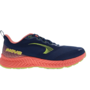 Cette chaussure Inov8 Roadfly destinée à la route est légère, stable et adhérente, idéale pour les entraînements quotidiens et les sensations naturelles.