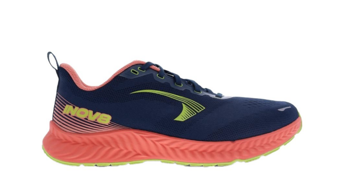 Cette chaussure Inov8 Roadfly destinée à la route est légère, stable et adhérente, idéale pour les entraînements quotidiens et les sensations naturelles.