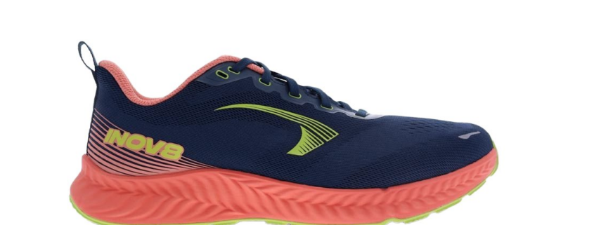 Cette chaussure Inov8 Roadfly destinée à la route est légère, stable et adhérente, idéale pour les entraînements quotidiens et les sensations naturelles.