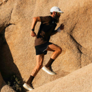 Mount to Coast est une marque fondée récemment à Hong Kong, et qui réunit d'anciens designers d'Asics, Brooks et Nike sort sa H1, une paire hybride route et chemins.