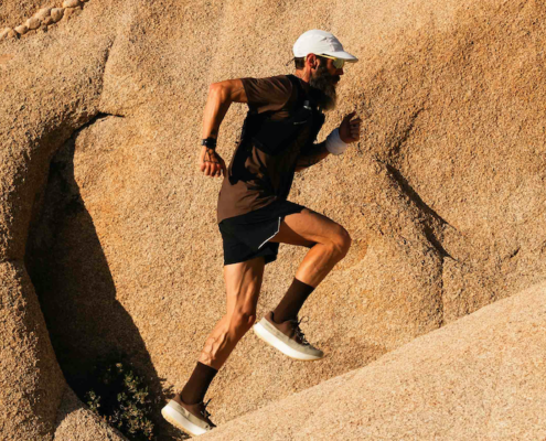 Mount to Coast est une marque fondée récemment à Hong Kong, et qui réunit d'anciens designers d'Asics, Brooks et Nike sort sa H1, une paire hybride route et chemins.