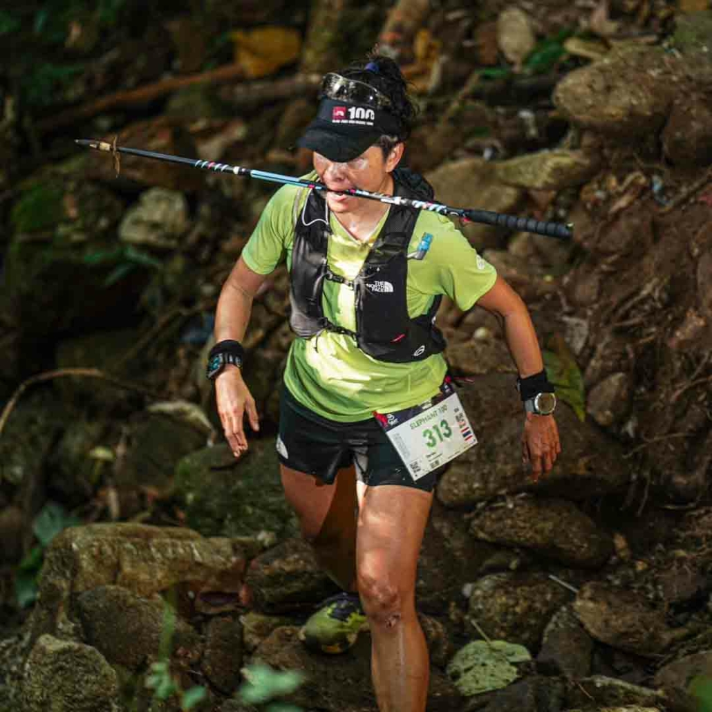Légers, rigides et réparables, ces bâtons 100 % français en carbone ont tenu toutes leurs promesses dans l’un des environnements les plus exigeants du trail.