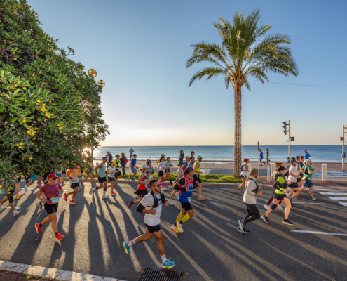 Avec près de 22 000 participants, la 17e édition du Marathon des Alpes-Maritimes Nice-Cannes bat tous les records et confirme son statut de deuxième plus grand marathon de France, juste derrière Paris.