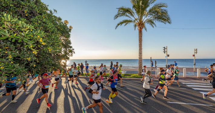 Avec près de 22 000 participants, la 17e édition du Marathon des Alpes-Maritimes Nice-Cannes bat tous les records et confirme son statut de deuxième plus grand marathon de France, juste derrière Paris.