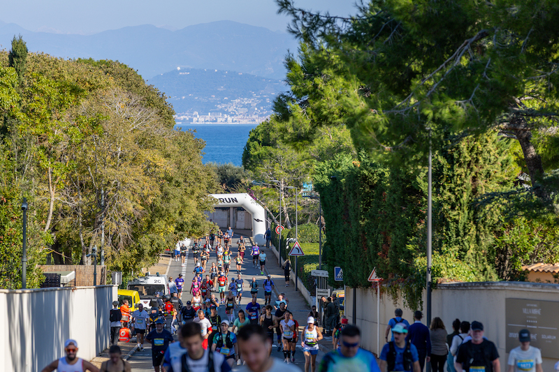 Bientôt le cap d'Antibes, principale difficulté de ce Marathon Nice-Cannes.