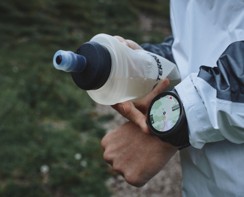 Test Suunto Race 2 : écran AMOLED ultra lisible, GPS GNSS précis, autonomie solide et performances en hausse. Notre avis complet running et trail.