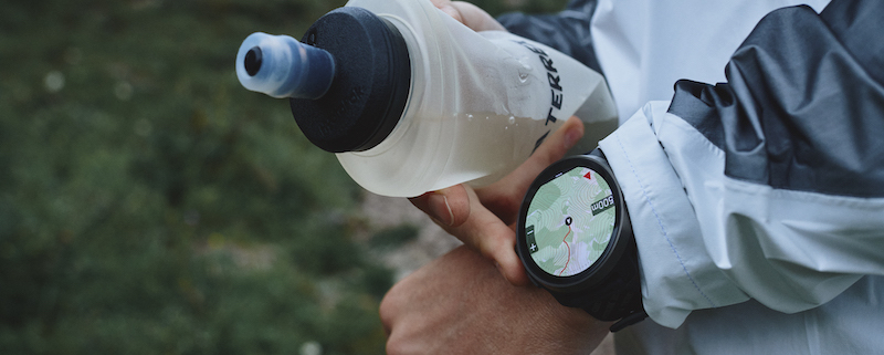 Test Suunto Race 2 : écran AMOLED ultra lisible, GPS GNSS précis, autonomie solide et performances en hausse. Notre avis complet running et trail.