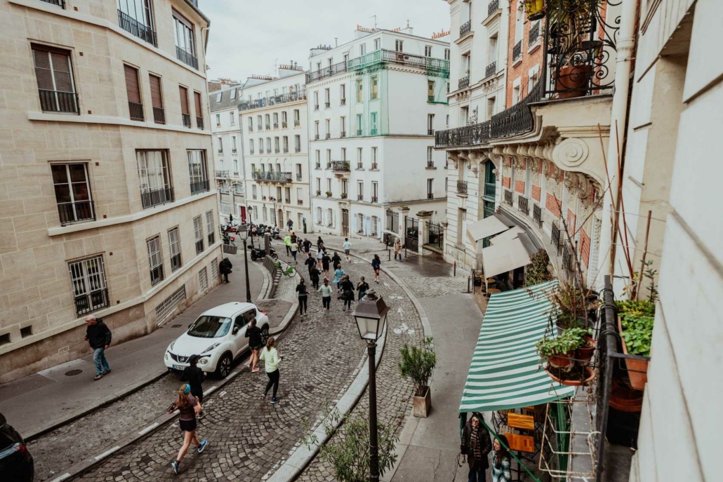 Ce dimanche, Montmartre a accueilli la toute première édition du 10 km Montmartre AG2R LA MONDIALE. Organisée par ASO, cette nouvelle course à pied à Paris a rassemblé 10 000 participants, donnant un départ en fanfare au calendrier running parisien 2026.