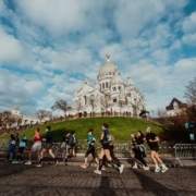 Ce dimanche, Montmartre a accueilli la toute première édition du 10 km Montmartre AG2R LA MONDIALE. Organisée par ASO, cette nouvelle course à pied à Paris a rassemblé 10 000 participants, donnant un départ en fanfare au calendrier running parisien 2026.