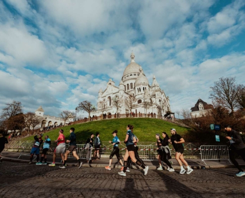 Ce dimanche, Montmartre a accueilli la toute première édition du 10 km Montmartre AG2R LA MONDIALE. Organisée par ASO, cette nouvelle course à pied à Paris a rassemblé 10 000 participants, donnant un départ en fanfare au calendrier running parisien 2026.