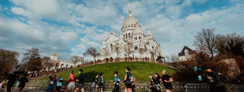 Ce dimanche, Montmartre a accueilli la toute première édition du 10 km Montmartre AG2R LA MONDIALE. Organisée par ASO, cette nouvelle course à pied à Paris a rassemblé 10 000 participants, donnant un départ en fanfare au calendrier running parisien 2026.