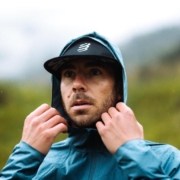 Test de la veste Compressport Tempest : une veste running et trail imperméable ultra légère, respirante (20 000 Schmerber), idéale pour l’entraînement et l’ultra-trail.