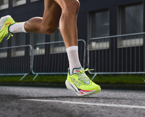 Avec la Cielo X1 3.0, HOKA signe une super-chaussure carbone ultra-légère, référence annoncée pour les coureurs en quête de vitesse, du semi-marathon au marathon.