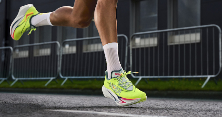 Avec la Cielo X1 3.0, HOKA signe une super-chaussure carbone ultra-légère, référence annoncée pour les coureurs en quête de vitesse, du semi-marathon au marathon.