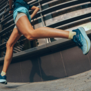 KIPRUN lance la KIPRIDE MAX, une chaussure running conçue pour l’entraînement quotidien avec amorti maximal et confort premium. Sa semelle intermédiaire ultra-moelleuse et dynamique et sa tige généreuse redéfinissent le standard du segment maximaliste.