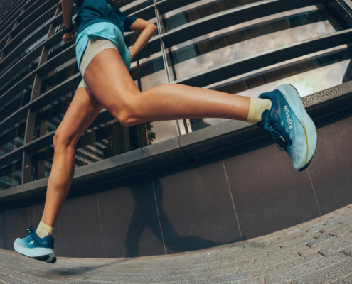 KIPRUN lance la KIPRIDE MAX, une chaussure running conçue pour l’entraînement quotidien avec amorti maximal et confort premium. Sa semelle intermédiaire ultra-moelleuse et dynamique et sa tige généreuse redéfinissent le standard du segment maximaliste.